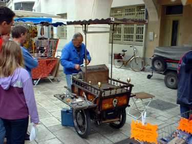 Knife Sharpener in the market, Provence